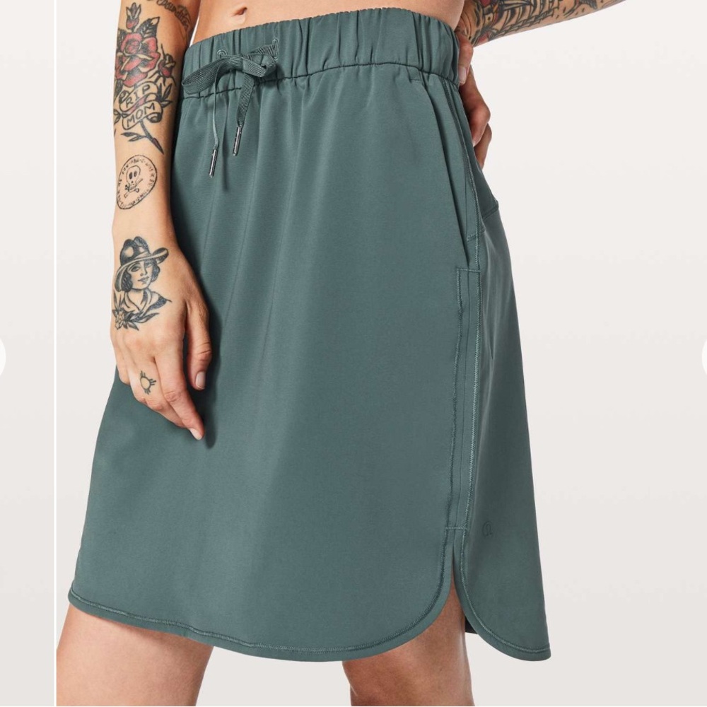 Lululemon On The Fly Skirt *21"
Gravity size 12